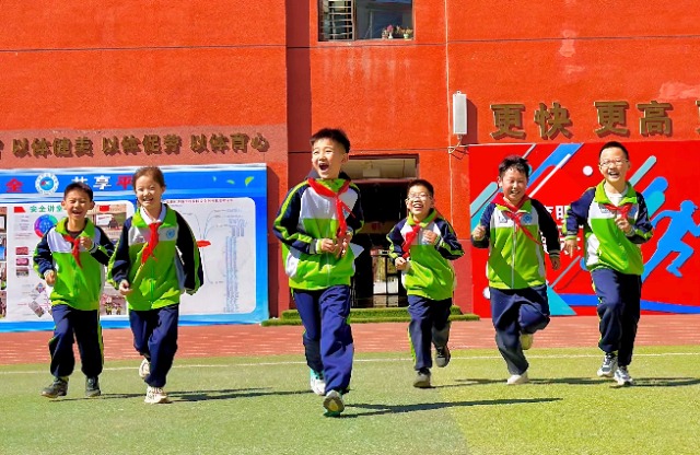 体育比赛内蒙古鄂尔多斯东胜区铁路黉舍：校园“小空间” 体育“大舞台”(图1)