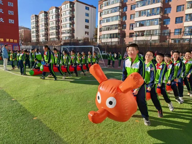 体育比赛内蒙古鄂尔多斯东胜区铁路黉舍：校园“小空间” 体育“大舞台”(图3)